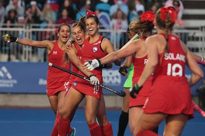 Manuela Urroz (en el centro) y las Diablas chilenas dedicaron los goles y el triunfo a su compañera fallecida