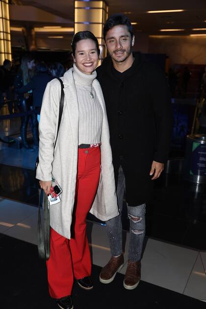 Manuela Viale y su novio en la premiere de Lightyear
