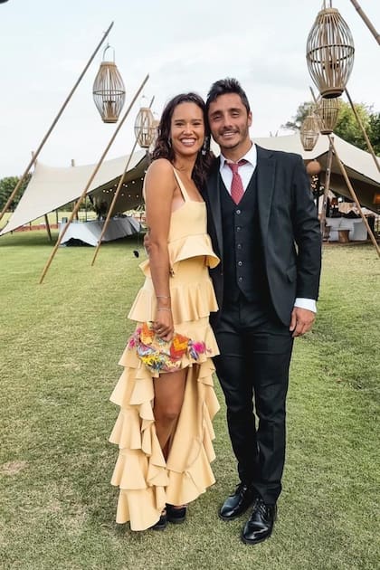 Manuela Viale y su prometido, el futbolista Federico Freire.