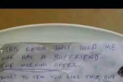 Manuscrito y pegado con cinta: así encontró este usuario el mensaje que le informaba que su mujer lo había engañado