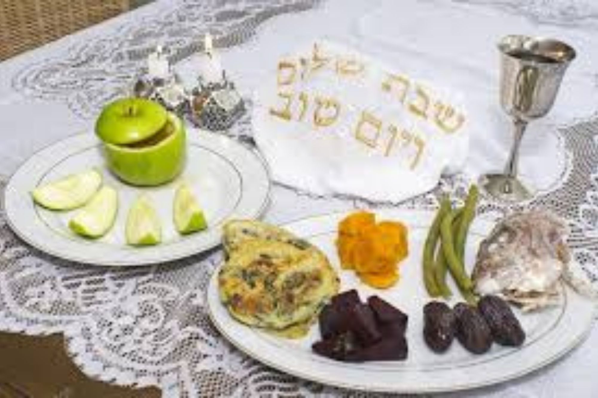 Manzana con miel, dátiles, granada, puerros: alimentos de la corriente sefardi que se colocan en la mesa de Rosh Hashaná