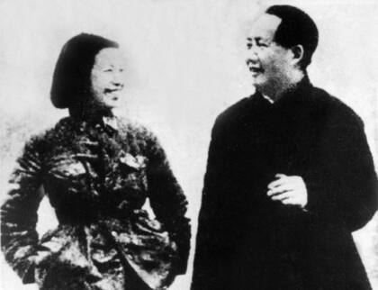 Mao tenía 21 años más que Jiang Qing, y estaba casado, cuando se conocieron