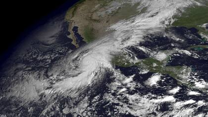 Mapa facilitado el 23 de octubre de 2015 por la Agencia Nacional de Océanos y Atmósfera de Estados Unidos (NOAA, por su sigla en inglés) que muestra una imagen de satélite en el que se aprecia el huracán Patricia a su llegada a la costa de México