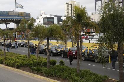 Mapa: los taxistas se movilizan en diez puntos de la ciudad para protestar contra Uber, 9 de Julio y San Juan.
