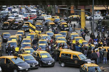 Mapa: los taxistas se movilizan en diez puntos de la ciudad para protestar contra Uber, 9 de Julio y San Juan.