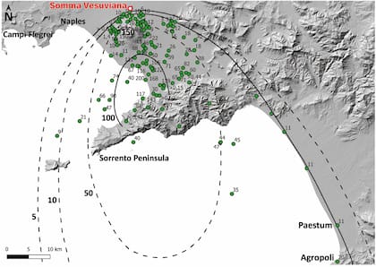 Mapa que indica la expansión destructiva del Monte Vesubio y detrás la casa de Augusto
