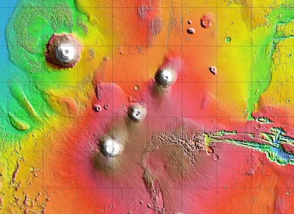 Mapa topográfico de Marte que permite ver el Monte Tharsis y el Monte Olimpo (Foto: Gentileza NASA)
