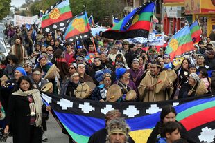 Integrantes de comunidades mapuches de rio negro marcharon en rechazo del nuevo código de tierras impulsado por el gobierno rionegrino
