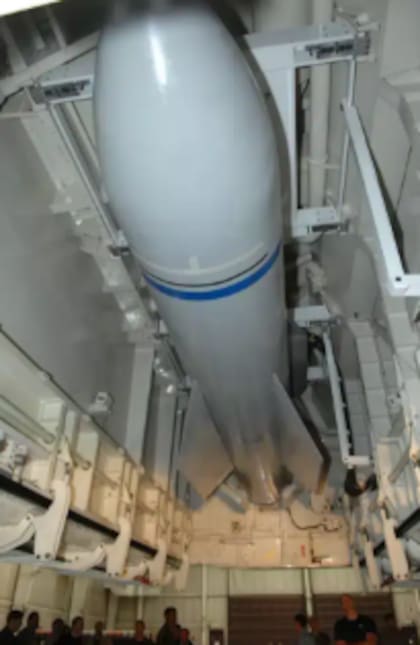 Maqueta de GBU-57 montada en un simulador de bahía de bombas B-2, utilizada para capacitar al personal de tierra. Foto: USAF.