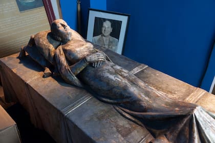 La tapa del sarcófago estaba preparado para levantarse y dejar a la vista el cuerpo de Eva