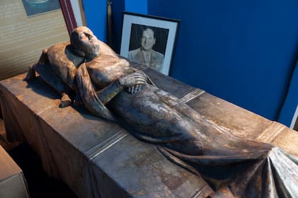 La tapa del sarcófago estaba preparado para levantarse y dejar a la vista el cuerpo de Eva