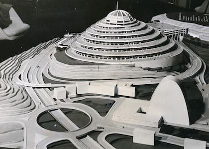 Maqueta original de El Helicoide, el shopping futurista para comprar sin bajarse del auto.