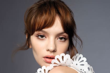 Maquilló Jazmín Calcarami con productos Maybelline NY. Peinó Jésica Báez para JC Agency con productos Algaparf Milano.