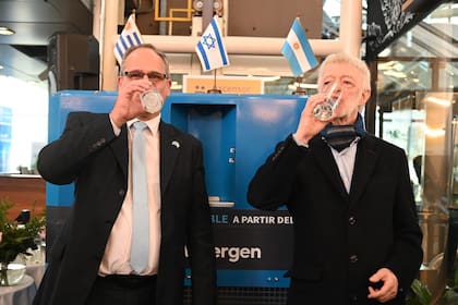 El embajador de Israel en la Argentina y el presidente de Buquebus probaron el agua potable que se obtiene del sistema de Watergen.