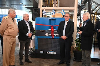 De izquierda a derecha: Jorge Raúl Bono, Subprefecto Nacional Naval de la República Argentina; Gastón Scolnik, director de Meridion del Plata (representante oficial de Watergen en Sudamérica); Eyal Sela, embajador del Estado de Israel en Argentina; y Juan Carlos López Mena, presidente de Buquebus.