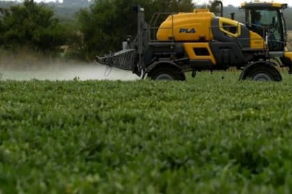 Una maquinaria fumigando con herbicida
