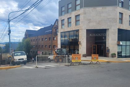 Maquinaria municipal repavimenta las calles del centro comercial de Ushuaia.