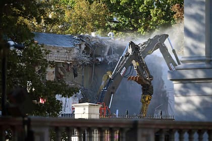 Maquinaria pesada derriba una sección del Ala Este de la Casa Blanca