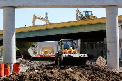 Máquinas arribas y abajo, en dos obras que avanzan en forma simultánea: la elevación de las vías del tren San Martín y el desmontaje del puente