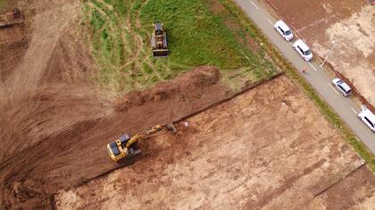 Máquinas excavadoras desentierran el asentamiento situado en Francia, en la época merovingia (Inrap)