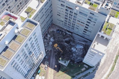 Máquinas excavadores trabajan hace varios días para comenzar a remover los escombros del derrumbe del techo del estacionamiento subterráneo