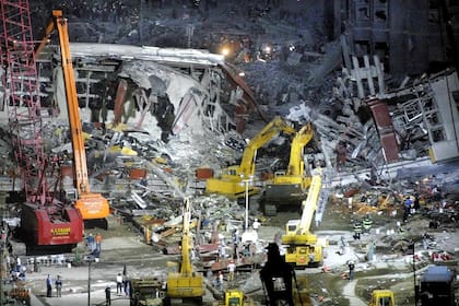 Máquinas excavan en los restos del World Trade Center en las primeras horas del 14 de septiembre de 2001