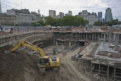Máquinas trabajan en el estacionamiento subterráneo