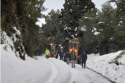 Maquinas viales trabajan para despejar los caminos