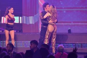Mar del Plata: Javier Milei fue a ver a Fátima Florez al teatro y se besaron de nuevo en el escenario