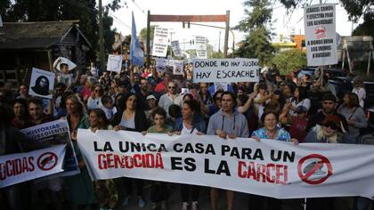 Mar del Plata: marcha en repudio por la prisión domiciliaria para Miguel Etchecolatz