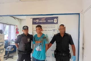 Robó una moto, un auto con una mujer dentro y volcó cuando huía: tiene más de 20 causas penales en su haber