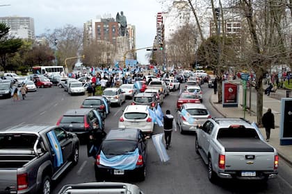 Mucha gente en auto en Mar del Plata