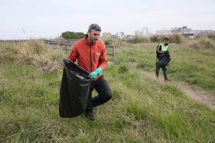 Mar del Plata se sumó este año al cuidado del ambiente con voluntarios que limpiaron el sábado pasado un lugar icónico: la Reserva Natural del Puerto