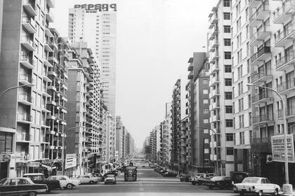 Una despoblada avenida Colón en invierno, en 1969