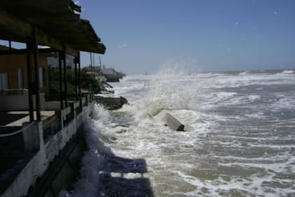 Mar del Tuyú. La misma casa fotografiada en 2009, 2010 y 2016. El proceso de erosión se debe a causas naturales y antropogénicas.