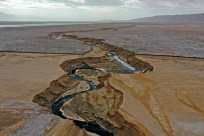 El río Araba cruzando un tramo de mar seco que expuso y creó una llanura de sal, en su camino hacia la parte sur del Mar Muerto