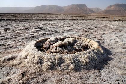 El agua azul retrocede alrededor de un metro cada año, dejando atrás un paisaje lunar. blanqueado con sal y perforado con grandes agujeros