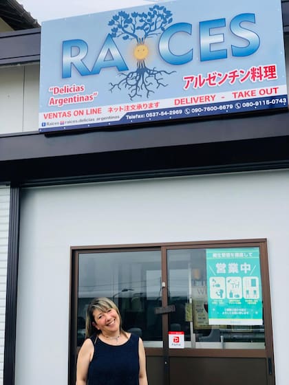 Mara Argüello frente al local de Raíces, la tienda especializada en empanadas y choripanes