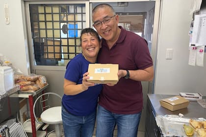 Mara Argüello y Takehiro Ohno durante la preparación de la empanada de matcha