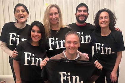 Mara Gorini (parada a la derecha), junto con Karina Milei, Manuel Adorni y empleados de la Casa Rosada