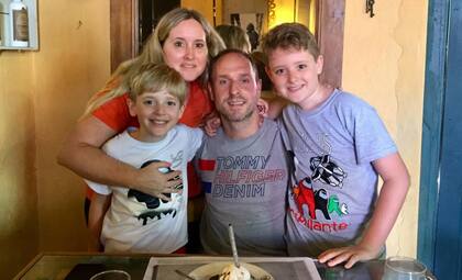 Mara, Marcos y sus dos hijos: Ian y Joaquín.