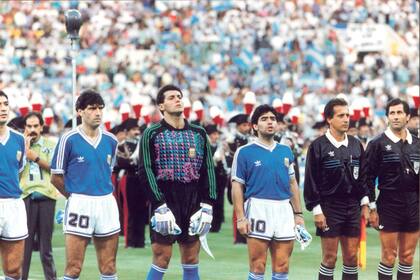 El momento del himno: abucheos de la gente y Maradona insultando a los italianos