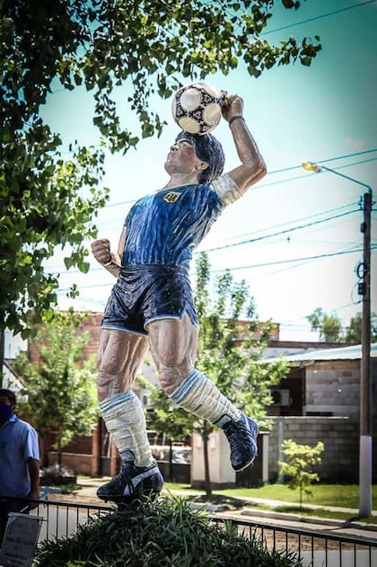 Famaillá inauguró una estatua en tamaño real de Maradona que evoca el primer gol que el Diez le marcó a Inglaterra en el Mundial de México 1986