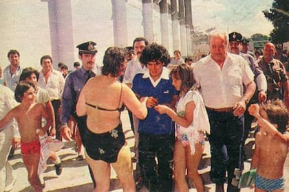 Diego acaba de entrar a Boca por el lado de las piletas y genera un revuelo entre los afortunados socios