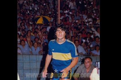 Viernes 20 de febrero de 1981, 22.30: Diego sale a la cancha con la camiseta de Boca por primera vez