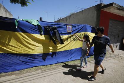 La bandera de Boca, el crespón, una foto de Diego en Argentinos y el mensaje: "Únicamente se muere lo que se olvida"