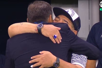 Maradona abraza a Miguel Ángel Russo y deja ver su formidable anillo.