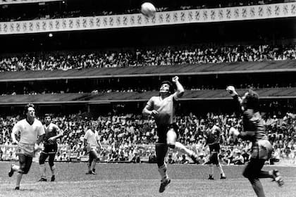 Maradona antes de convertir el primer gol frente a Inglaterra en el Mundial México 86