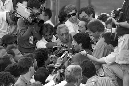 Maradona atiende a la prensa en la concentración: el seleccionado argentino estuvo rodeado de escándalos desde el primer día