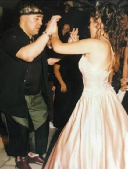 Maradona bailó con la quinceañera, sus amigos y sus padres hasta la madrugada